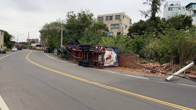司机因酒后开曳引车撞墙翻覆，导致毒气泄漏。（竹县消防局提供）