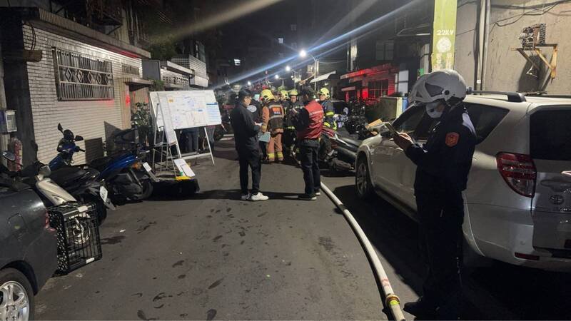 新北市新庄区建中路公寓今晨传恶火，夺走1名周姓未成年少女性命，区公所协助安置慰问周父。（记者黄政嘉翻摄）