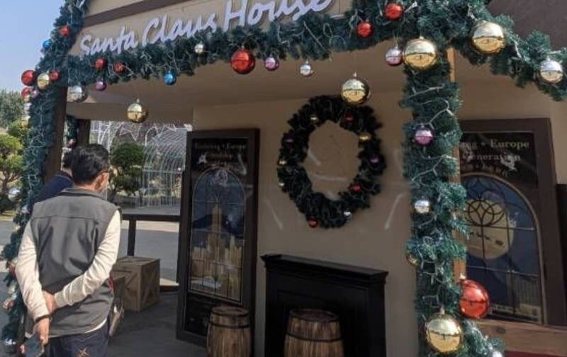 高雄中央公园圣诞小屋遭喷漆涂鸦，查获最高可罚8万元。（民众提供）