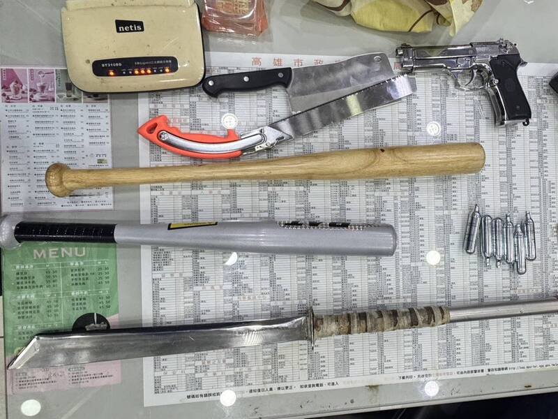 警方起出扫刀、锯刀、球棒等物品。（民众提供）