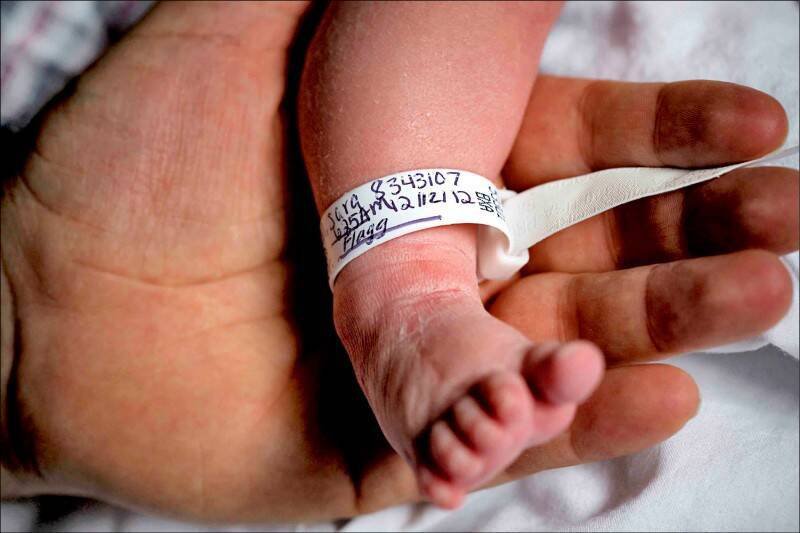 台南一名陈姓女公关长期带不满一岁的女儿一起上酒店上班，害女儿长期吸酒客吸毒时的二手毒烟，女婴呛奶肺炎死亡后解剖验出身上有多种毒品成分，台南地检署依刑法妨害幼童发育罪嫌起诉陈女。示意图。（路透资料照）