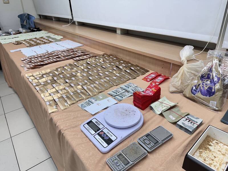 桃园市警局少年警察队执行「雷霆除暴」专案，破获隐身在民宅内的制毒工厂，起获大批毒品。（记者余瑞仁翻摄）