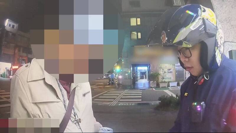 警方在超商前盘查可疑廖男。（记者姚岳宏翻摄）