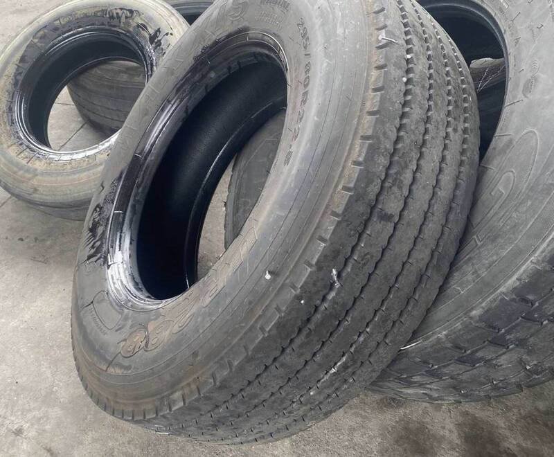 国1彰化系统交流道撒满钉子，6辆车「中弹」。（国道警方提供）