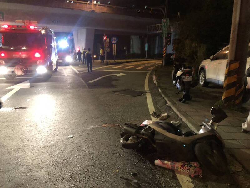 女骑士遭撞击机车倒地，后脑受伤。（记者吴升儒翻摄）