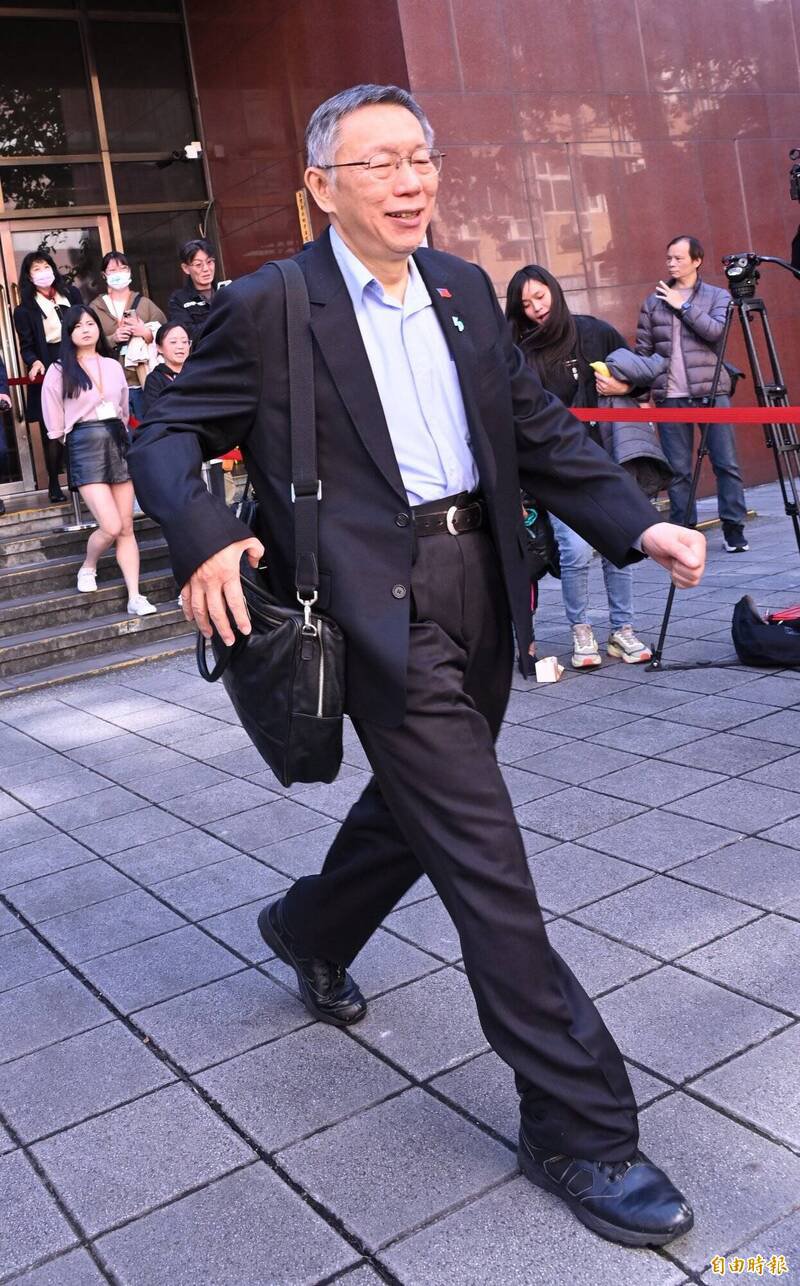 台北地方法院审理前台北市长柯文哲等人涉京华城容积等弊案，今天上午继续开辩论庭，中午休庭时间，柯文哲步出法院。（记者刘信德摄）