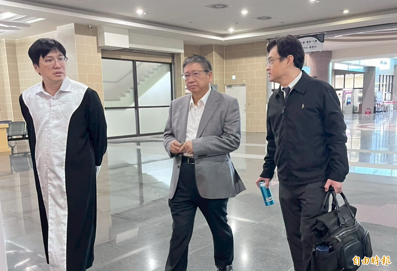 新竹县长杨文科（中）今天以证人身分，由律师们陪同到庭，他强调县府依法行政，没有包庇业者违法复工。（记者黄美珠摄）