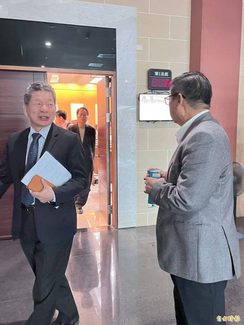 新竹县长杨文科（前右）、丰邑机构总经理邱崇喆（前左）、董事长刘树居（远方中）庭后零互动。（记者黄美珠摄）