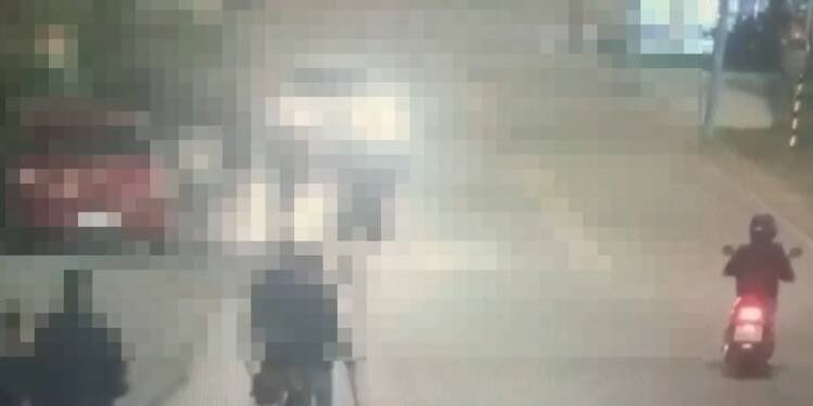 许姓男子找来多位国中生助阵，其中有人手持长刀等武器。（警方提供）