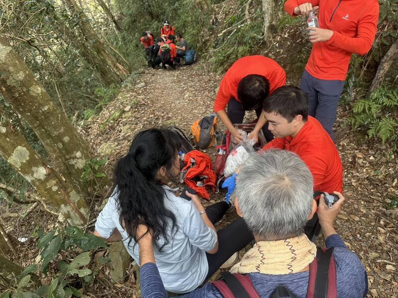 搜救人员已接触到2名被蜂螫伤的山友，提供检伤包扎，并协助下山。（民众提供）