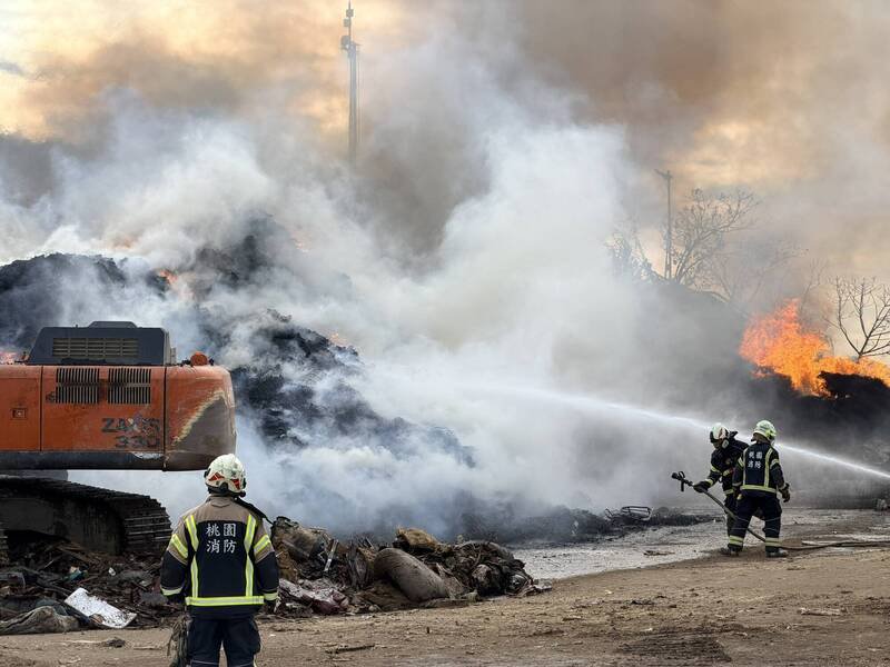 八德兴丰路掩埋场火灾，现场浓烟密布，消防局出动大批人车救灾。（消防局提供）