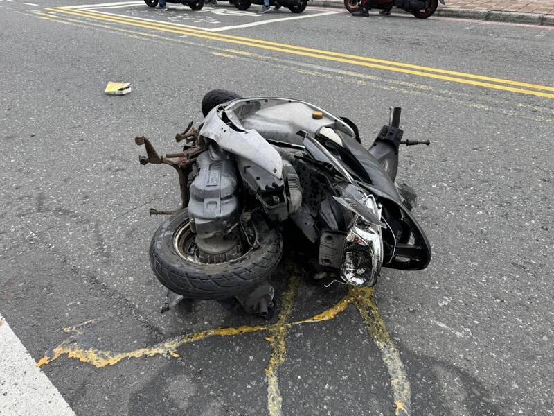 机车受到重创，女骑士则在旁一动也不动。（马公警分局提供）