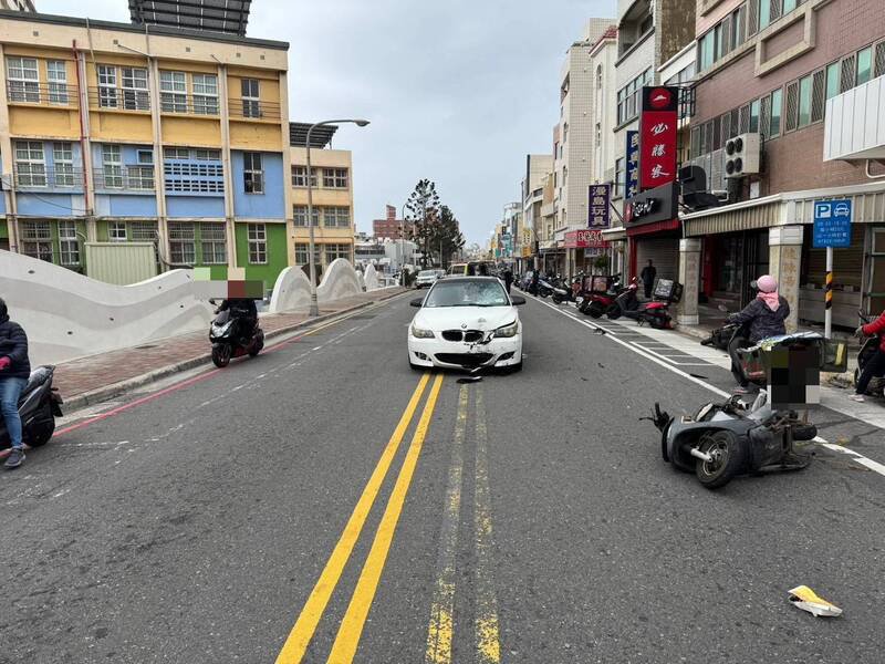 马公市光复路车祸年近80女骑士身亡，涉嫌肇事小客车驾驶年仅19岁。（马公警分局提供）