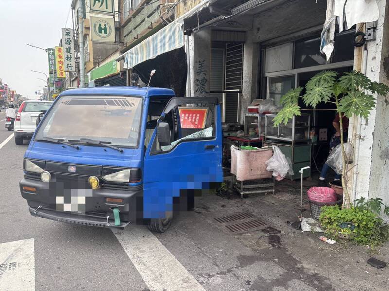 林边小货车车祸 冲入路边面摊幸无伤。（警方提供）
