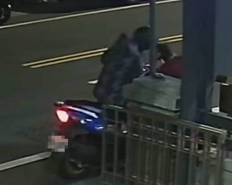 无业孙伸手要钱不成竟用安全帽暴打75岁失智嬷。（翻摄脸书伸港小镇）