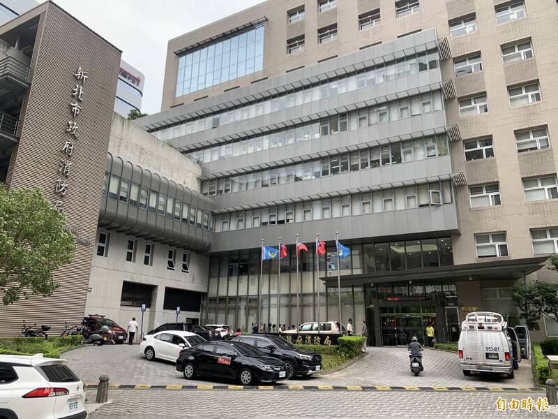 新北市消防局传出10名消防人员涉嫌收受殡葬业者贿赂，泄露紧急救护或死亡案件讯息，助业者抢生意；图为消防局外观。（资料照，记者吴仁捷摄）