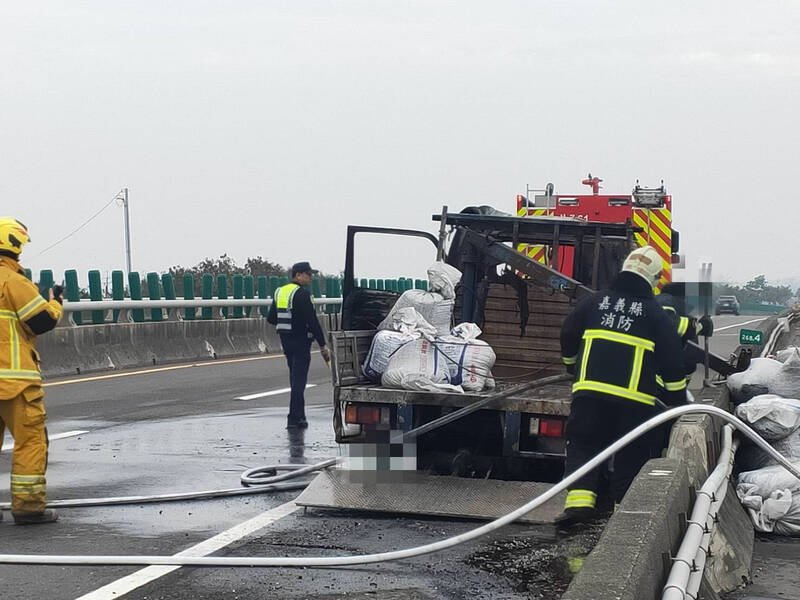 消防员将火势扑灭。（嘉义县消防局提供）