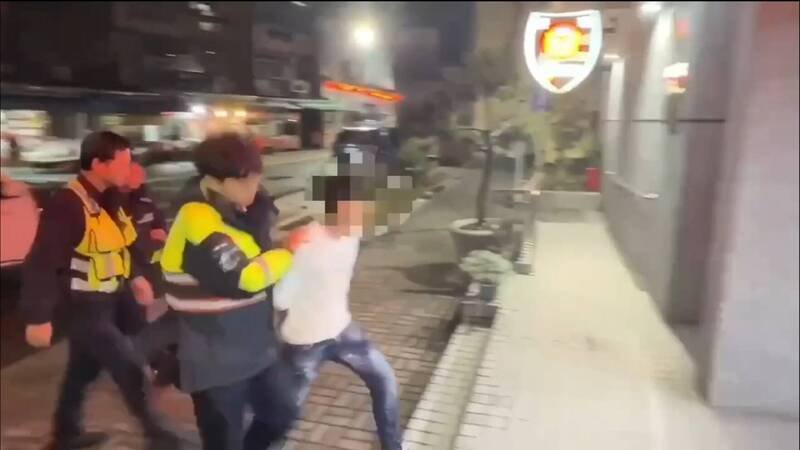 淡水警方将涉嫌毒驾的许姓兄弟法办。（记者徐圣伦翻摄）