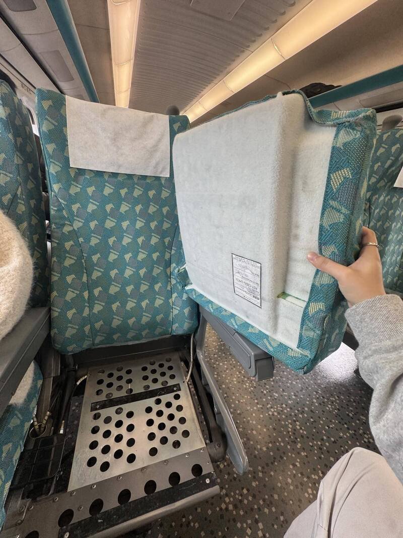 网友分享，高铁坐垫可以轻松拆下来。（图授权自@jmacc_lilian102625社群平台「Threads」）