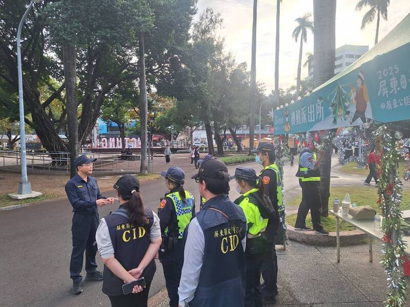 屏东警分局在屏东公园「屏东圣诞节」活动会场增派警力维安。（屏东警分局提供）