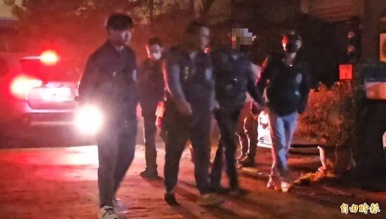 张父、张母于上午9时30分抵达殡仪馆，2人表情凝重、双手合十、全程不语，仅表示儿子与他们已经2年没有联系。图为今日凌晨警方陪同张文的父母返回杨梅住家。（记者周敏鸿摄）