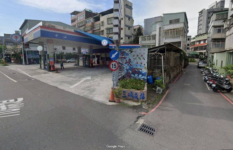 男子手持双刀闯入三峡区介寿路的加油站。（取自GoogleMap）