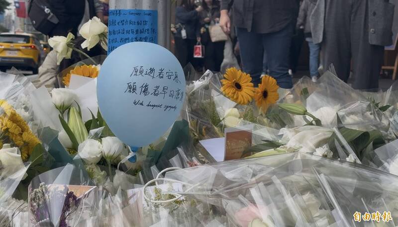诚品南西门口摆放大量花束。（记者董冠怡摄）