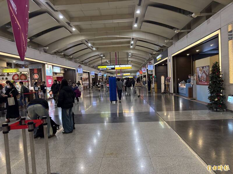 三铁共构的板桥站，今天人流如同往常。（记者黄政嘉摄）
