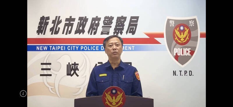 新北市警三峡分局获报，到台中拘提张姓作业员到案，移送新北地检署侦办；分局长许再周谴责网路模仿，强调警方强制执法，维护公安。（记者吴仁捷翻摄）