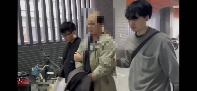 新北市警三峡分局获报，到台中拘提张姓作业员到案，移送新北地检署侦办；图为警方逮捕张嫌。（记者吴仁捷翻摄）