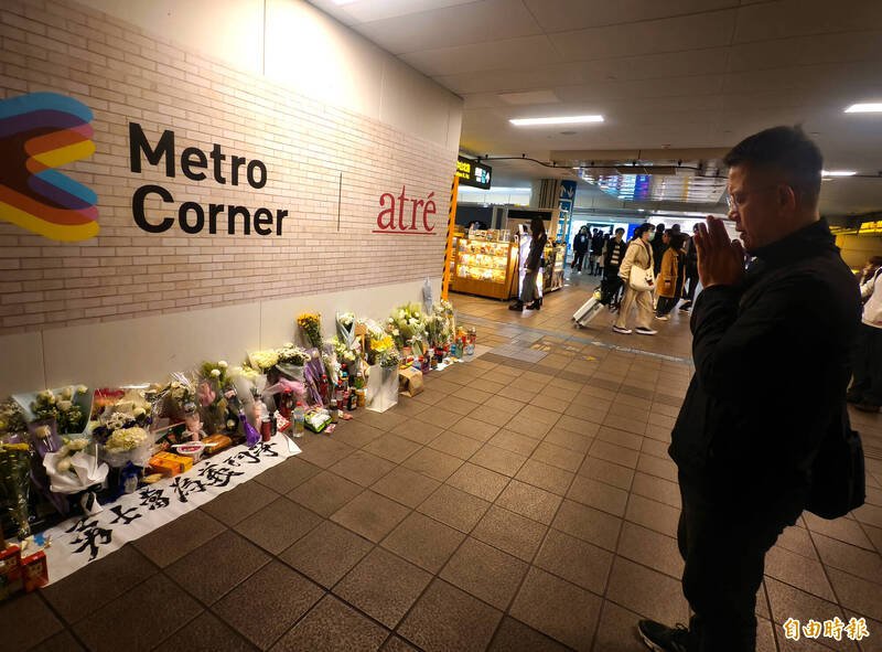 捷运台北车站M7出口民众献花合掌悼念英勇制敌不幸牺牲的余家昶。（记者王艺菘摄）