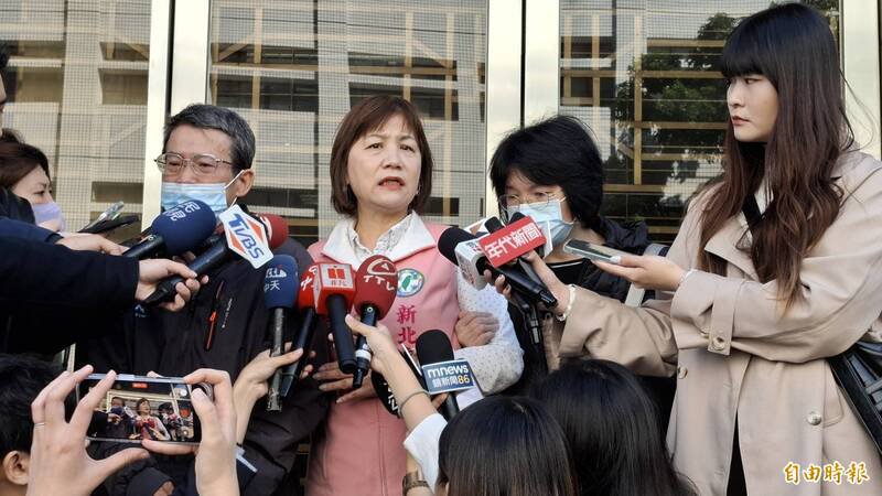 高院今宣判新北国中生遭割颈命案，判被告郭姓少年、林姓少女各12年、11年，被害人父（左一）、母（右二）不满，庭后受访激动落泪称「无法接受爸判决」、「别人的囝仔死不完」、「少事法是恶法」，现实是加害人受司法层层保护、且获轻判，被害家属却活在恐惧中。（记者杨国文摄）