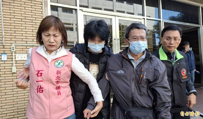 高院宣判国中割颈案后，被害人父（右二）、母（左二）无法接受判决结果，一度全身瘫软，在市议员石一佑陪同下离开高院。（记者杨国文摄）