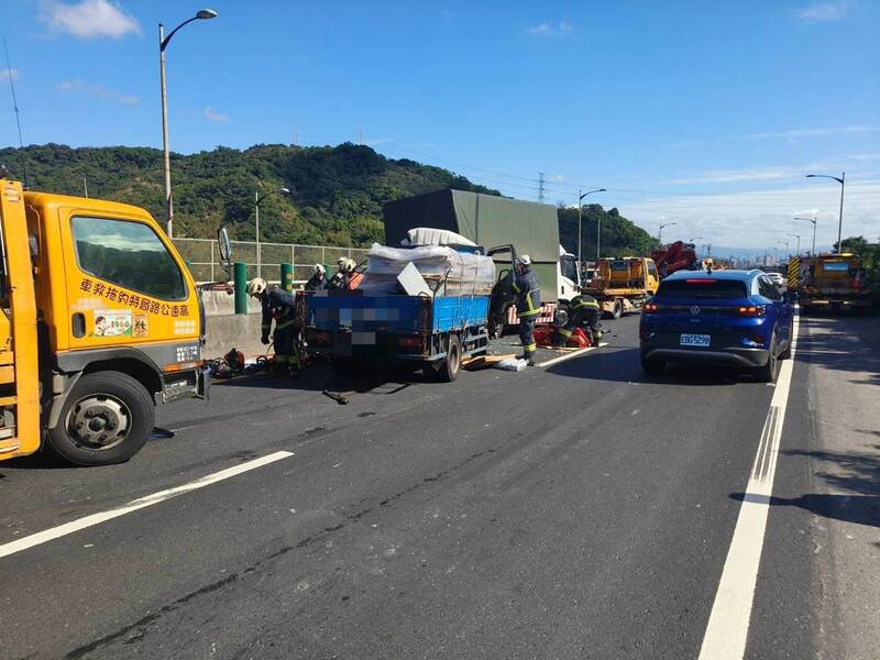 台64线五股路段今天上午惊传一辆货车猛撞前方大货车，陈姓货车驾驶昏迷送医，车祸肇因仍待调查厘清。图为消防员破门救人。（记者吴仁捷翻摄）