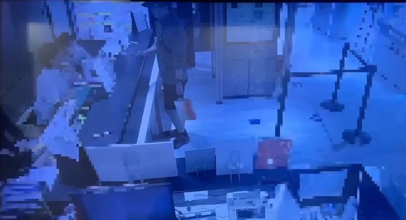 张文到诚品南西店场勘。（记者王冠仁翻摄）