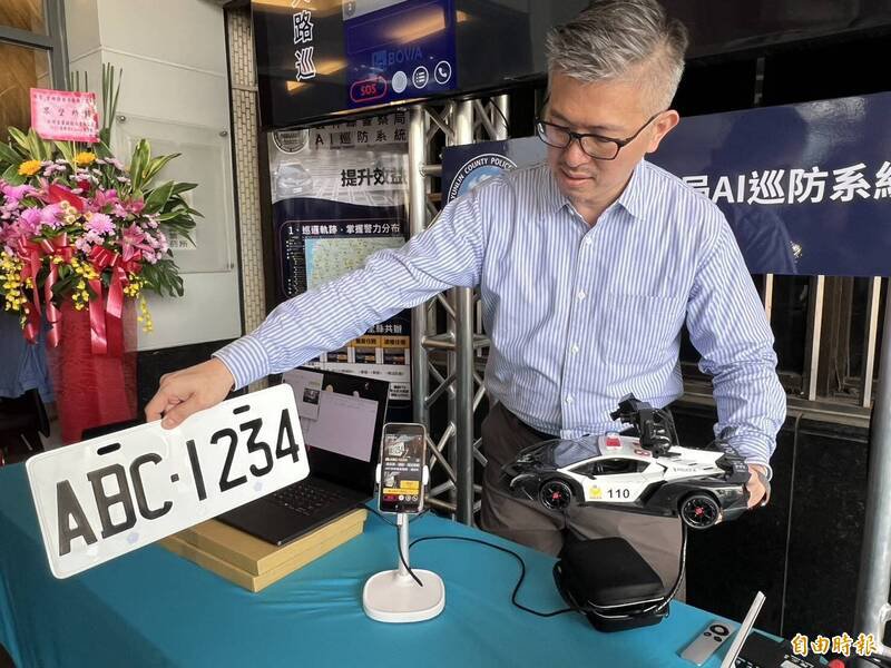 员警示范AI巡防系统辨识路旁汽机车车牌及示警。（记者黄淑莉摄）