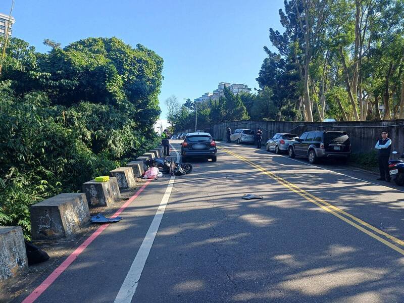 新北市吴姓女子驾车途经高尔夫球场外路段，逆向撞上对向林姓骑士，造成林男坠落边坡不治。（记者吴仁捷翻摄）警方提供