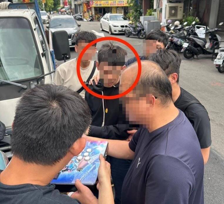 警方当街逮捕涉嫌贩毒张男。（警方提供）