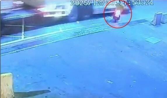 机车被卷入联结车轮下的惊悚瞬间。（民众提供）