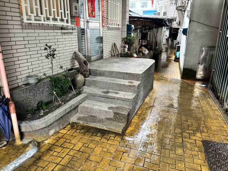 基隆林姓男子在新北市瑞芳区疑遭人持刀刺伤胸部案，瑞芳警方案发2小时，逮到涉嫌持刀杀伤林男的吴姓男子，但吴男否认犯行，辩称是林男跌倒持刀自伤。但警方对他的说法存疑。（记者林嘉东翻摄）