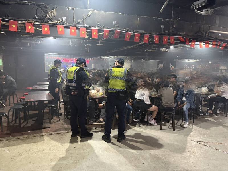 桃园警分局24日执行雷霆除暴勤务，针对辖内汽车旅馆、酒店、KTV等易滋生事端场所，进行强力临检威力扫荡。（记者郑淑婷翻摄）