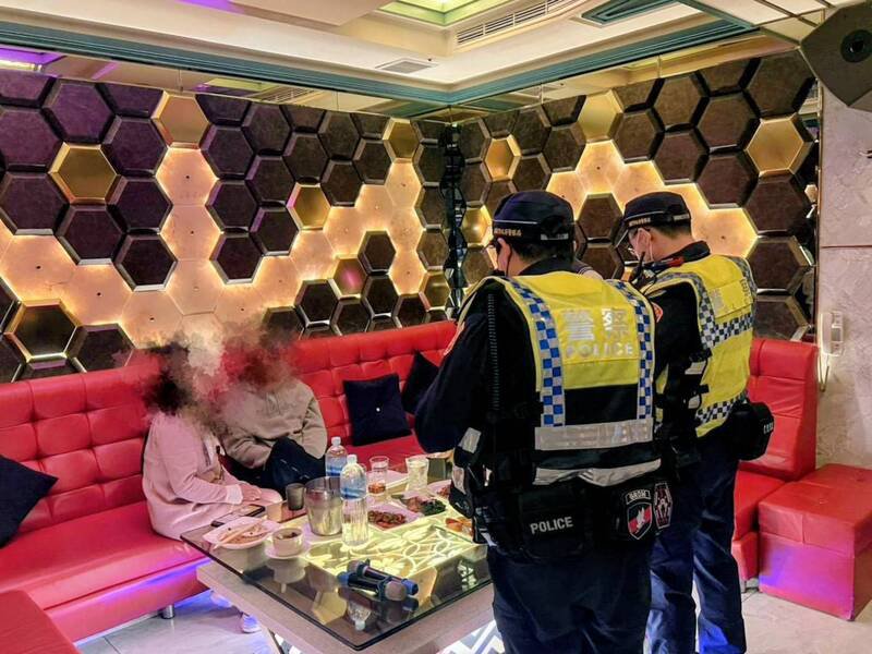 桃园警分局24日执行雷霆除暴勤务，针对辖内汽车旅馆、酒店、KTV等易滋生事端场所，进行强力临检威力扫荡。（记者郑淑婷翻摄）