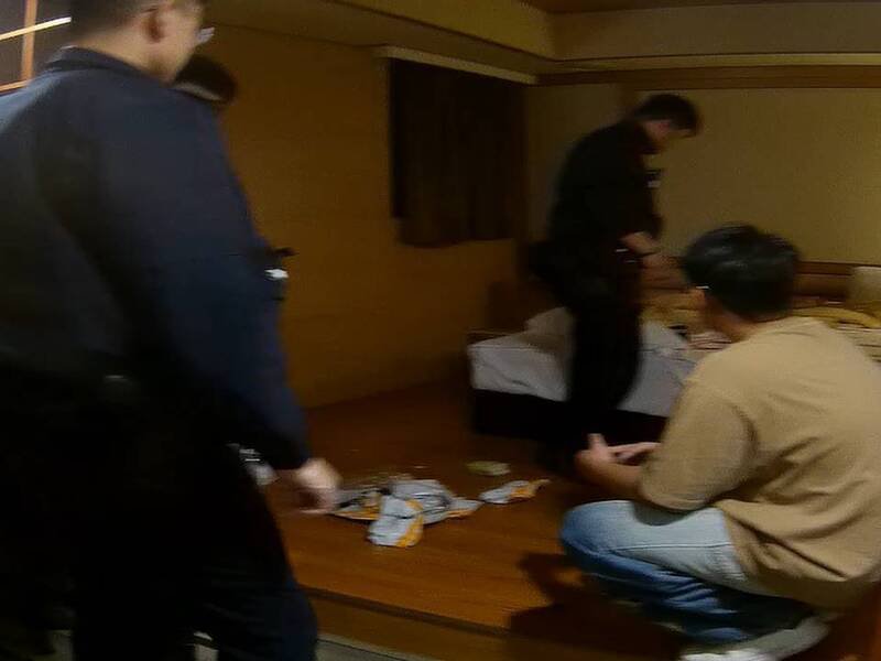 警方在旅馆查获港籍男子涉嫌为诈骗集团担任车手。（记者郑淑婷翻摄）