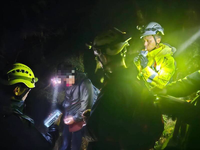 救难人员找到迷途的郭男。（警方提供）