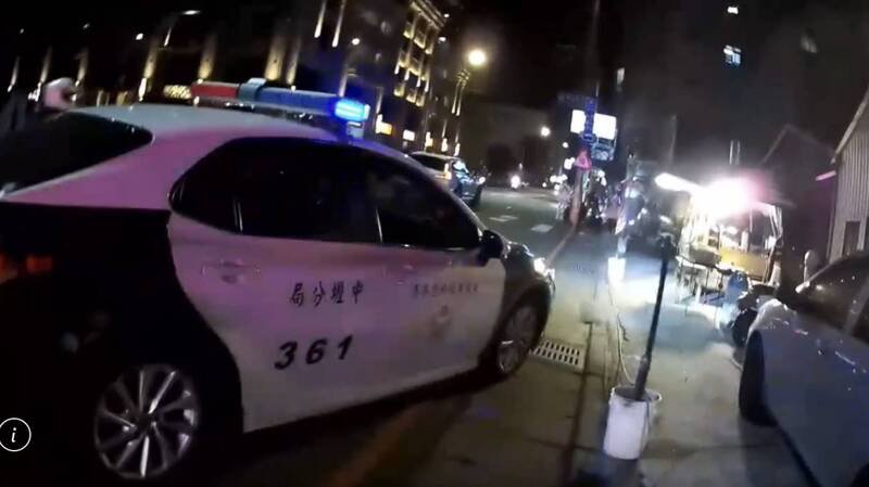 林姓男子酒醉闯店家喊「我要杀人」，持菜刀挥舞毁损汽机车秒被逮。（警方提供）