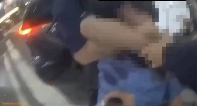 醉男被员警强制带回派出所保护管束。（民众提供）