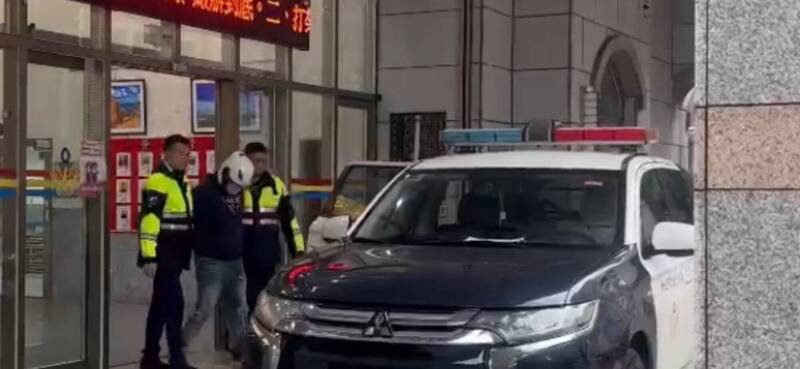 新北市瑞芳警分局侦办林姓男子疑遭人持刀刺伤胸部案，案发2小时逮到涉嫌行凶的吴姓男子。（记者林嘉东翻摄）