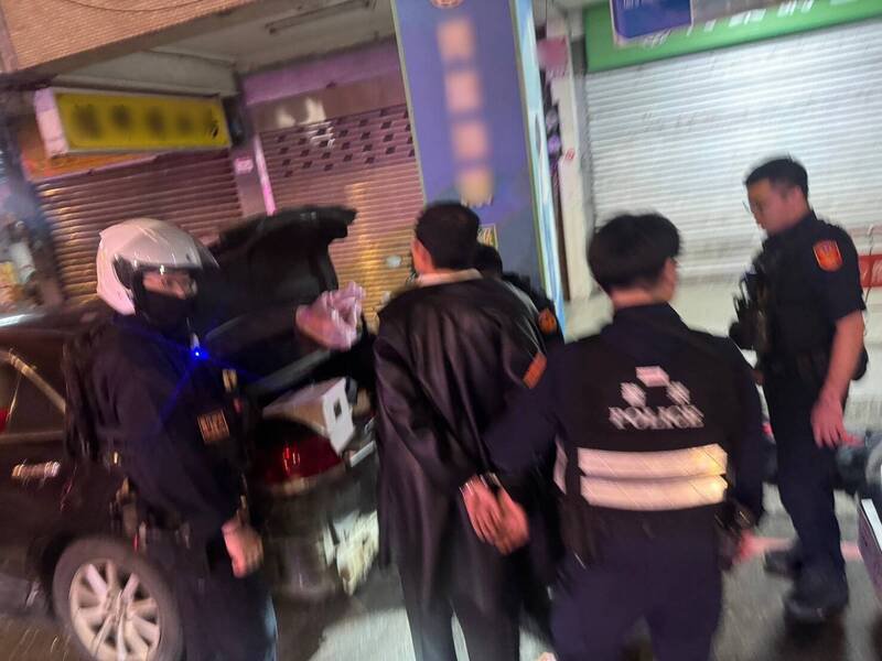 郑姓男子拒检撞警车再与民车发生车祸逃逸，优势警网破窗逮人。（警方提供）