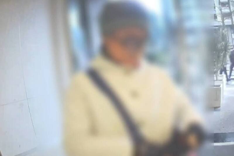 高雄妇人亮刀涉恐吓被捕。（读者提供）