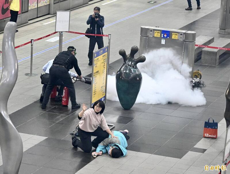 为强化防灾韧性，台北捷运市政府站及市府转运站26日进行危安演练，模拟歹徒丢掷汽油弹、无差别攻击的应变处置，并发送避难疏散告警细胞简讯。（记者罗沛德摄）